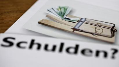 Bild: Rolf Vennenbernd/dpa
Informationsmaterial zum Thema "Schulden" liegt auf einem Tisch.