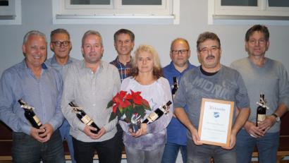 Bild: du
Bei der Saisonabschlussfeier der Alten Herren der SpVgg Schirmitz im Sportheim gibt es für verdiente Spieler, Funktionäre und Helfer Blumen, Urkunden und Weinpräsente.