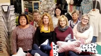 Bild: bgm
Die fleißigen Vorstandsmitglieder des Frauenbunds haben schon viel Vorarbeit geleistet. Beim Weihnachtsmarkt der Vereine gibt’s unter anderem bequeme Leseknochen und einiges mehr zu kaufen.