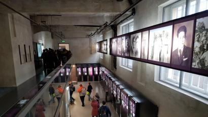 Bild: exb
Lobkowitzer Zehntklässler gedenken der NS-Opfer in der KZ-Gedenkstätte Flossenbürg.