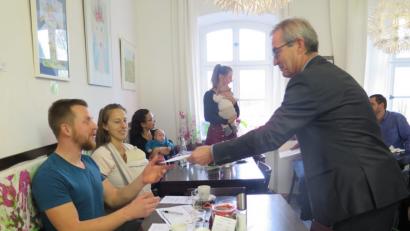 Bild: jzk
200 Euro zahlt Bürgermeister Werner Nickl den anwesenden Eltern als Begrüßungsgeld aus.