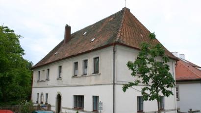 Bild: bsc
Die Wiederbesetzung der verwaisten Arztstelle von Dr. Siegfried Steinkohl wünschen sich viele Bürger in Friedenfels. Die Siedlergemeinschaft unterstützt die Bemühungen und zu einem Runden Tisch.