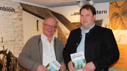 Bild: stg
Verleger Eckhard Bodner (links) und Bezirksheimatpfleger Tobias Appl stellten den „Oberpfälzer Heimatspiegel 2019“ in Eschenbach vor.