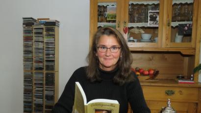 Bild: ubb
Gudrun Müller freut sich sehr, dass ihr Buch jetzt herausgegeben wurde. Man darf bespannt sein, wie es be iden Lesern ankommt.