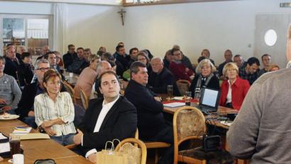 Bild: lst
Nur 41 von 173 Oberpfälzer Vereinen waren beim BTV-Bezirkstag am Samstag in Schwarzenfeld vor Ort und nutzten so die Möglichkeit, sich von BTV-Vereinsberater Lars Haack (rechts) über die Vorzüge und Folgen der kostenlosen Beratung zu informieren.