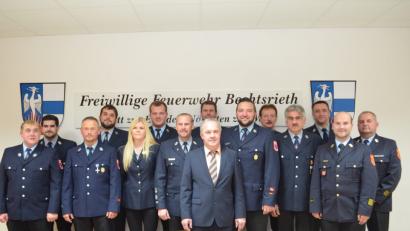 Bild: fz
Für weitere sechs Jahre steht Matthias Wirth (Sechster von rechts) an der Spitze der Feuerwehr. In der Dienstversammlung standen weiter Beförderungen und Ehrungen an