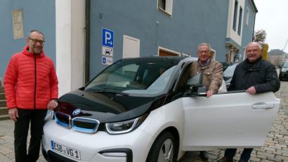 Bild: rn
Das Rathaus dient als Tankstelle: Die Bürgermeister Peter Lehr, Klaus Lehl und Karl Lorenz (von rechts) machen sich mit dem neuen Dienstfahrzeug der Stadt vertraut.
