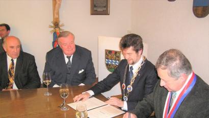Bild: tu
Die Bürgermeister Frantisek Podlipsky (rechts) und Johann Walbrunn (Zweiter von rechts) unterzeichneten vor 15 Jahren den Freundschaftsvertrag.