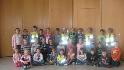 Bild: ads
Die Erstklässler der Schnaittenbacher Grundschule werden von der ADAC Stiftung mit neongelben Sicherheitswesten ausgestattet.