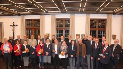 Bild: kro
Insgesamt 26 BRK-Aktive wurden für langjährige Dienstzeiten geehrt. Eine besondere Ehrung erhielt Roswitha Graubmann (vorne, Sechste von rechts) für 50 Jahre aktive Dienstzeit. Dazu gratulierten Landrat Wolfgang Lippert (hinten, Sechster von links) und BRK-Kreisvorsitzender Franz Stahl (Vierter von rechts).