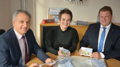 Bild: jr
Vorsitzender Stefan Grillmeier (rechts), Bürgermeister Roland Grillmeier und Angelika Kempf stellen das neue Bonusheft des Gewerbefördervereins vor.