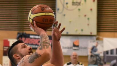 Bild: exb
Die Basketballer der „Rollactiv Baskets“ feierten eine gelungene Heimpremiere: Gegen München und Ulm gab es jeweils einen klaren Sieg. Damit führen die Basketballer ohne Punktverlust die Tabelle an.