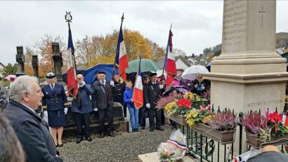 Bild: ubb
Am Friedhofdenkmal legte Peter Gold (vorne linke) Blumen nieder.