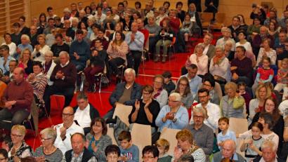Bild: sön
Bis auf dem letzten Platz war die Mehrzweckhalle der Grundschule bei Jubiläumskonzert der Blaskapelle St. Georg gefüllt.