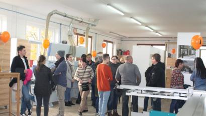 Bild: lg
Die offenen Werkstatttüren der Schreinerei Danzl nutzten an diesem Sonntag viele interessierte Besucher.