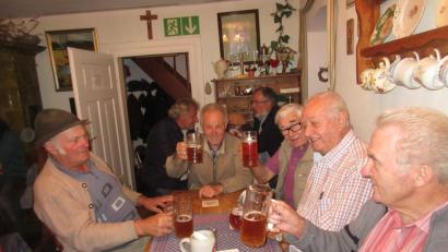 Bild: ui
Zum Teil langjährige Stammgäste treffen sich zur Kirwa beim Zoigl und in den Wirtshäusern. Von links: Johann Adam, Helmut Schwarz, Karl Greiner, Matthias Brewitzer und Hans Aichinger.