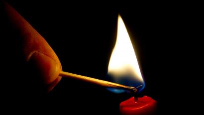 Bild: Franziska Gabbert/dpa
Symbolbild: Und dann war es plötzlich dunkel - für einen Stromausfall sollten immer Kerzen parat liegen.