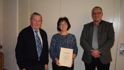 Bild: bnr
Seit 25 Jahre gehört Maria Richthammer dem Arbeitskreis "Der Stadtturm" an. Vorsitzender Peter Egerer (links) dankte dafür mit dem silbernen Ehrenzeichen. Auch Bürgermeister Richard Tischler (rechts) gratulierte.