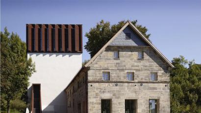 Bild: H2M Architekten Kulmbach München
Aus einem störenden Leerstand in der Ortsmitte des oberfränkischen Neudrossenfeld machten die Architekten von H2M ein attraktives Zentrum der Gastronomie. Und in der alten Brauerei wird tatsächlich wieder gebraut.