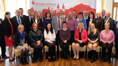 Bild: exb
Vorstandsvorsitzender Josef Pflaum (links) von der Vereinigten Sparkasse Eschenbach-Neustadt-Vohenstrauß dankt treuen Mitarbeitern und verabschiedet Kollegen in den Ruhestand.