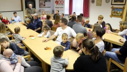 Bild: Götz
Volles Haus beim "Babyempfang": 22 Eltern waren mit ihren Kindern der Einladung gefolgt.