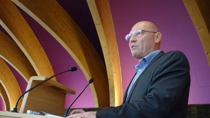 Bild: hou
Ein Phänomen unserer Zeit ist die zunehmende Aggressivität und Gewalt an Einsatzorten: Erster Polizeihauptkommissar Peter Klinger aus Amberg berichtete darüber bei einem Symposium der Feuerwehr.