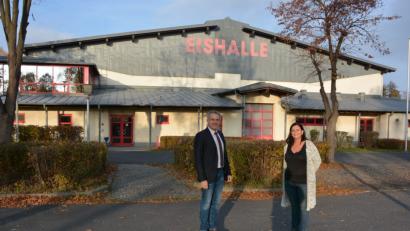 Bild: jr
Bürgermeister Roland Grillmeier und „Eishallenmanagerin“ Astrid Häring von der Stadtverwaltung machen Werbung für die Veranstaltungen in der Mitterteicher Eissporthalle.