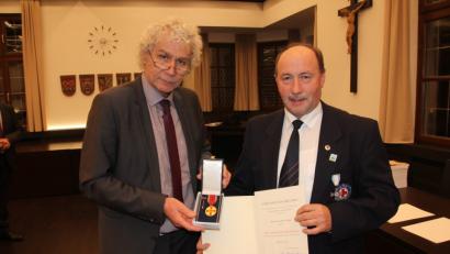 Bild: kro
Mit der Verdienstmedaille des Verdienstordens der Bundesrepublik Deutschland wurde Engelbert Träger von Landrat Wolfgang Lippert im Auftrag von Bundespräsident Dr. Frank-Walter Steinmeier ausgezeichnet.