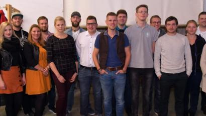 Bild:  Thomas Göbl
Sie übernehmen beim Ammersrichter Kirwaverein Verantwortung – wenn auch teilweise in anderer Funktion (von links): Alexander Seitz, Markus Jäger, Stefanie Walter, Patrick Lehmeier, Claudia Schmitz, Michael Erras, Susanne Nagler, Florian Walter, Philipp Müller, Fabian Berschneider, Florian Göbl, Maximilian Nagler, Andreas Blödt, Fabian Schanderl, Katrin Hillen, Florian Feldmann, Bernadette Biehler und Dominik Schanderl.