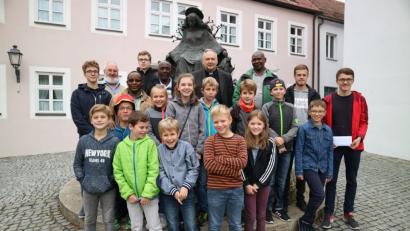 Bild: exb
Ministranten und Pfadfinder spendeten 650 Euro für das Projekt „ProKENYA“. Im Bild die Kinder mit (hinten von links) Ulrich Frey, Nicolas Wambugu, Bruder David Muchocki, Stadtpfarrer Georg Flierl, Steven Waweru.