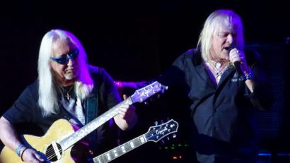 Bild: Wolfgang Houschka
Uriah-Heep-Gründungsmitglied Mick Box (links) und Sänger Bernie Shaw: „Lady In Black“ von zwei Männern, die ihre Rocknummern dröhnend über die Rampe bringen. Keiner fragt da nach dem Lebensalter.