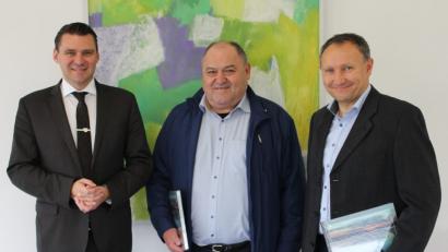 Bild: exb
Landrat Thomas Ebeling (links) empfing den neuen Buchtal-Werkleiter Thomas Betz (rechts) und seinen Vorgänger Josef Meßmann (Mitte) zum Antrittsbesuch.
