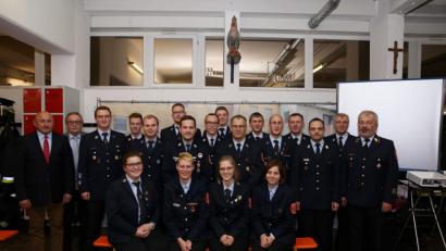 Bild: egl
Aktive der Hahnbacher Feuerwehr erhalten Leistungsabzeichen. Ihnen gratulieren Kreisbrandrat Fredi Weiß sowie die Kommandanten Günter Berger und Michael Iberer (von rechts) sowie Zweiter Bürgermeister Georg Götz und stellvertretender Landrat Hans Kummert (von links).