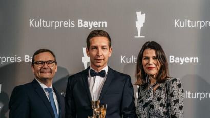 Bild: exb
(Quelle: Bayernwerk AG):
Bayerns Wissenschafts- und Kunstministerin Prof. Dr. med. Marion Kiechle und Bayernwerk-Vorstandsvorsitzender Reimund Gotzel zeichnen Stefan Schumann für seine Masterarbeit aus.