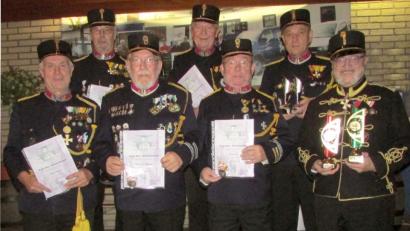 Bild: kdi
Mitglieder des 1. Österreichische Kriegerkorps Waldsassen bekommen die Gedenkmedaille und Pokale für gute Schießergebnisse. Dabei sind (vorne, von links) Werner Eckstein, Hans-Paul Riedlingen, Heinz Loch und Bruno Salomon sowie (hinten, von links) Alfons Reithmeier, Robert Treml und Gerhard Bötzl.