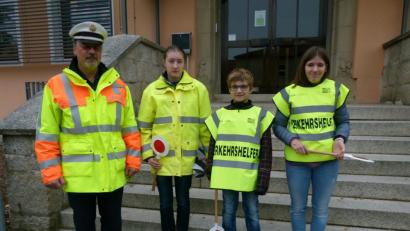 Bild: rn
Christian Simon übergibt (von rechts) Johanna Junge, Alexander Nick und Laura Marr das "Handwerkszeug" für ihren Dienst im Straßenverkehr.