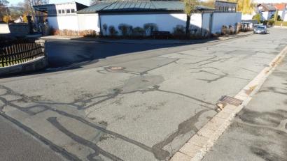 Bild: exb
Die Freiherr-von-Stein-Straße hat es auf die Prioritätenliste der Stadt geschafft und soll nächstes Jahr eine neue Asphaltschicht bekommen.