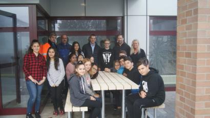 Bild: exb
Einige Schüler machen es sich schon einmal auf der selbst gebauten Sitzgruppe bequem.