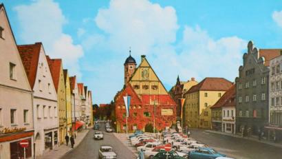 Bild: Stadtarchiv Weiden
Parken direkt vor dem Alten Rathaus: Bis November 1984 war das möglich, wie diese alte Postkarte belegt. Seitdem haben die Fußgänger Vorrang.