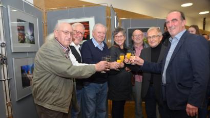 Bild: dob
Rudolf Balk aus Böhmischbruck (links) ist mit 87 Jahren ältestes aktives Mitglied im Fotoclub Vohenstrauß, den Hans Gmeiner (rechts) als Vorsitzender und Gründungsvater Christian Höllerer (Zweiter von links) als Stellvertreter leiten. In den Räumen der Sparkasse werden einzigartige Werke der digitalen Fotografie präsentiert.