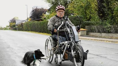 Bild: ge
Manfred Dütsch mit Hündin Mali unterwegs: Bei kleineren Touren darf der Sheltie mit, ansonsten ist der Sportler alleine unterwegs im Landkreis und auch darüber hinaus.