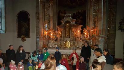 Bild: jzk
Pfarrvikar Joseph Meenpuzhackal verfolgt bei der Martinsfeier der Eltern-Kind-Gruppen das Spiel der Kinder.