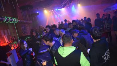 Bild: fla
Das Barpersonal hatte einiges zu tun. Die Organisatoren waren geringer Besucherzahl zufrieden.