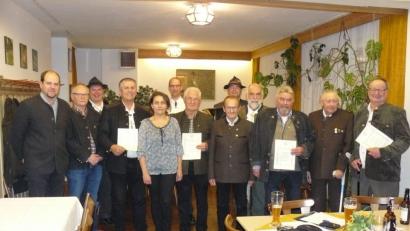 Bild: hrö
Die Vorsitzenden Wolfgang Schinner (hinten rechts), Rainer Bayer und Werner Reichenberger danken Wolfgang Veigl (vorne von links), Alfons Nickl, Hubert Heindl, Heinz Höreth (vorne, Fünfter und Siebter von links) sowie Ernst Eibisch (rechts) für ihre Treue zum Jagdverband.