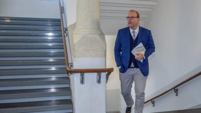 Bild: Armin Weigel/dpa
Christian Schlegl, CSU-Stadtrat von Regensburg, geht zu dem Verhandlungssaal im Landgericht.