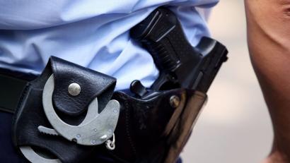 Bild: Oliver Berg
Ein Polizist mit Handschellen und Pistole am Gürtel. Foto: Oliver Berg/Archiv