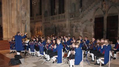 Bild: rha
Die Gedenkfeier im Regensburger Dom umrahmt das Jugendblasorchester des Musikvereins Vilseck unter Leitung von Hermann Hänsch.