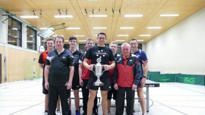 Bild: ttv
Spannende Spiele gab es bei den Tischtennis-Vereinsmeisterschaften zu sehen. Den Titel im Einzel sicherte sich abermals Michael Eckl (mit Pokal).