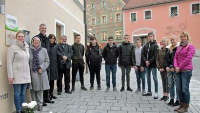 Bild: exb
Die Sprecher der zehnten Klassen versammelten sich zu einem Gedenken an den „Stolpersteinen“ in der Nabburger Altstadt.