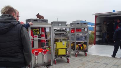 Bild: hou
Der Container enthält auf fahrbahren Gitterbehältern vieles, was Einsatzkräfte bei Hochwasser brauchen.